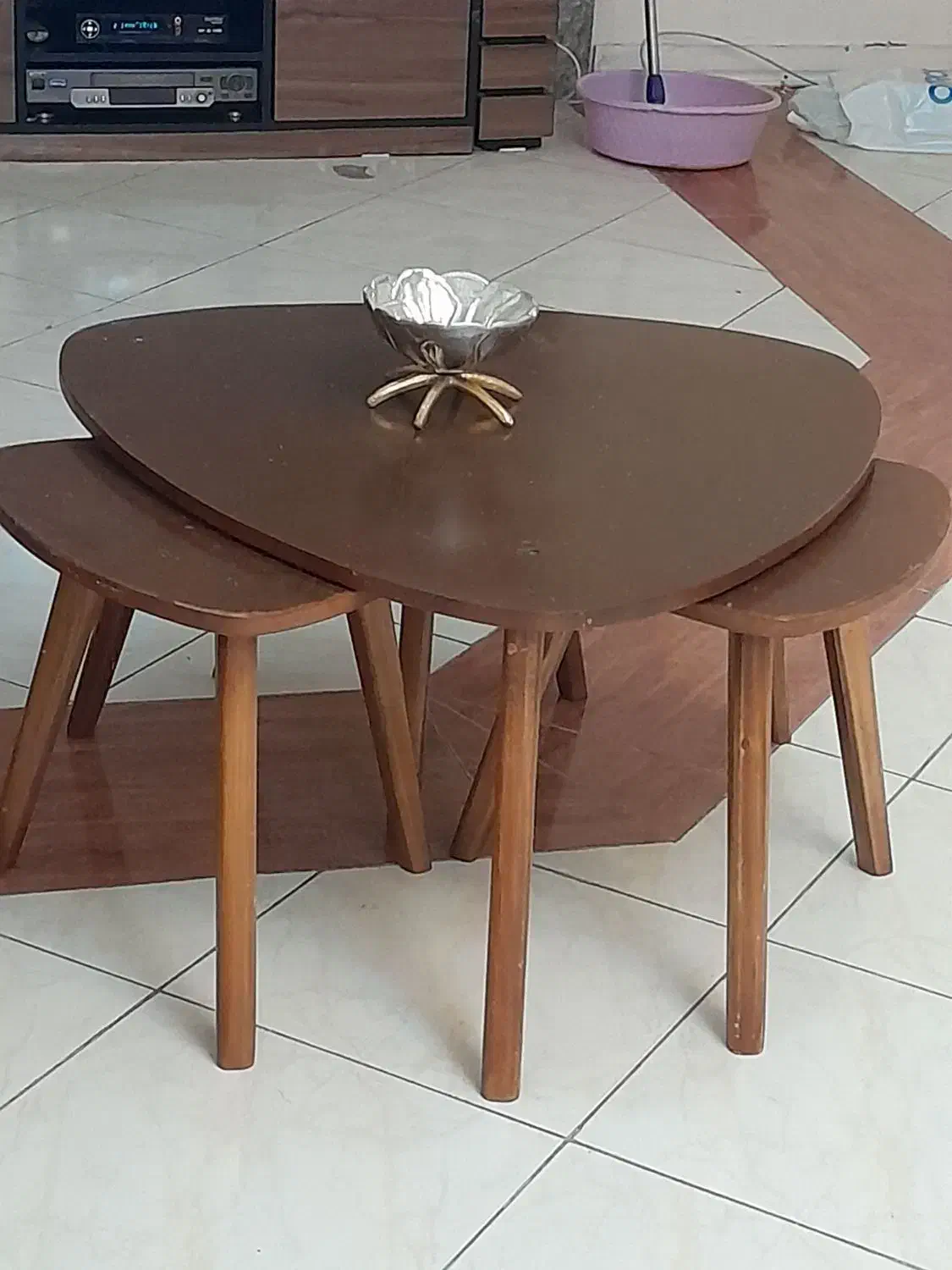 مبل  دو نفره و  سه عدد عسلی دو عدد صندلی جکدار تک|مبلمان خانگی و میز عسلی|تهران, علم و صنعت|دیوار