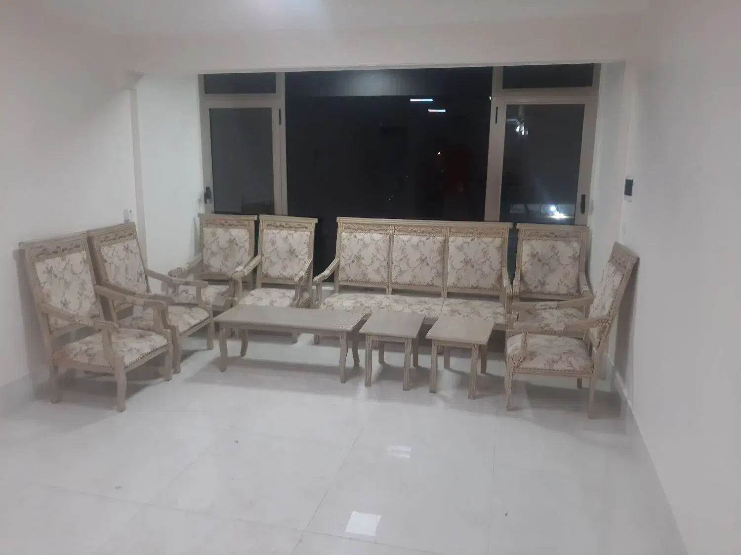 مبل ۹ نفره چوبی و ۳ عدد میز جلو مبلی|مبلمان خانگی و میز عسلی|اهر, |دیوار