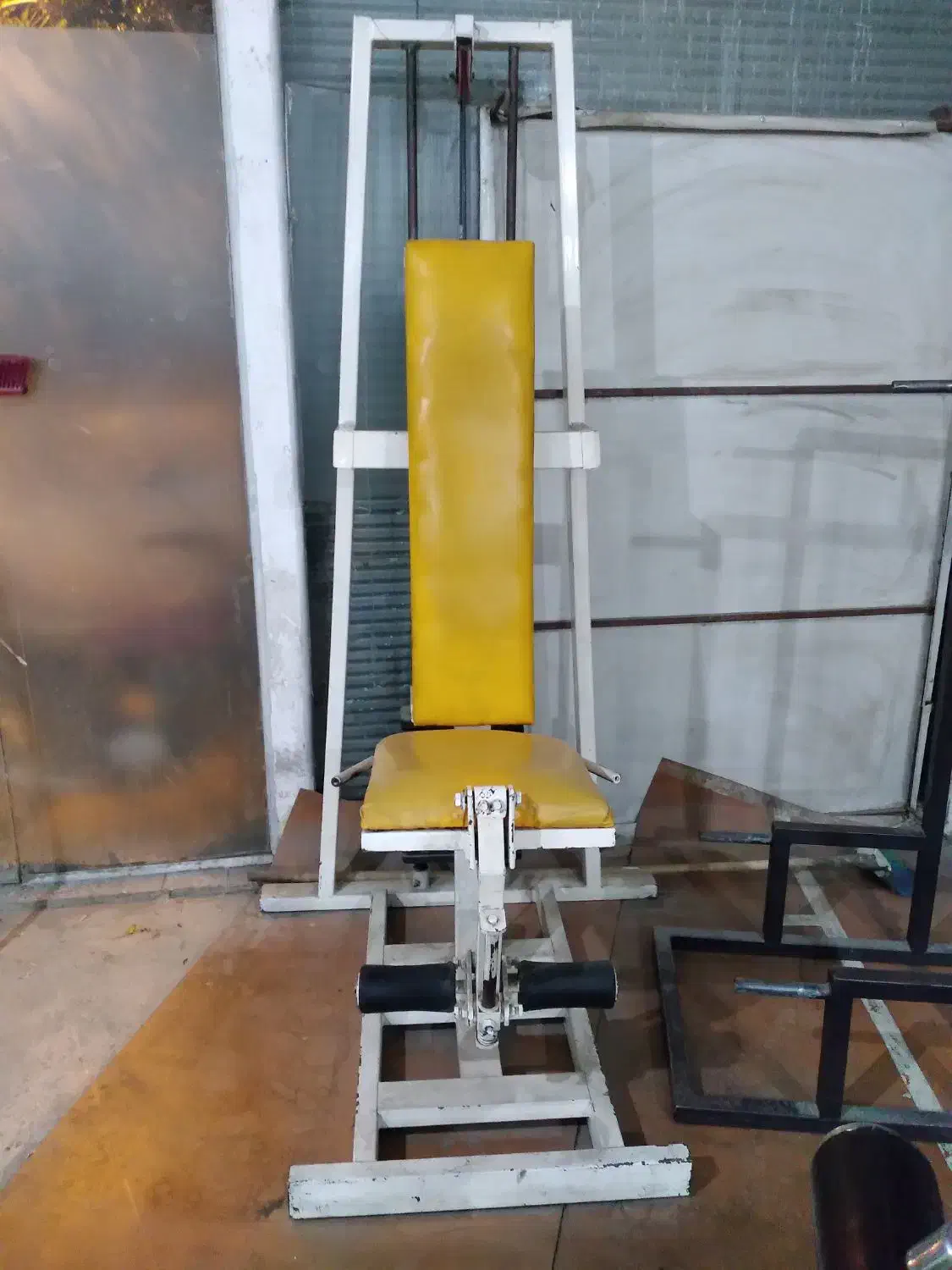 دستگاه جلو ران،ساق پا ایستاده،لت سیم کش(زیربغل)|تجهیزات ورزشی|کنگاور, |دیوار