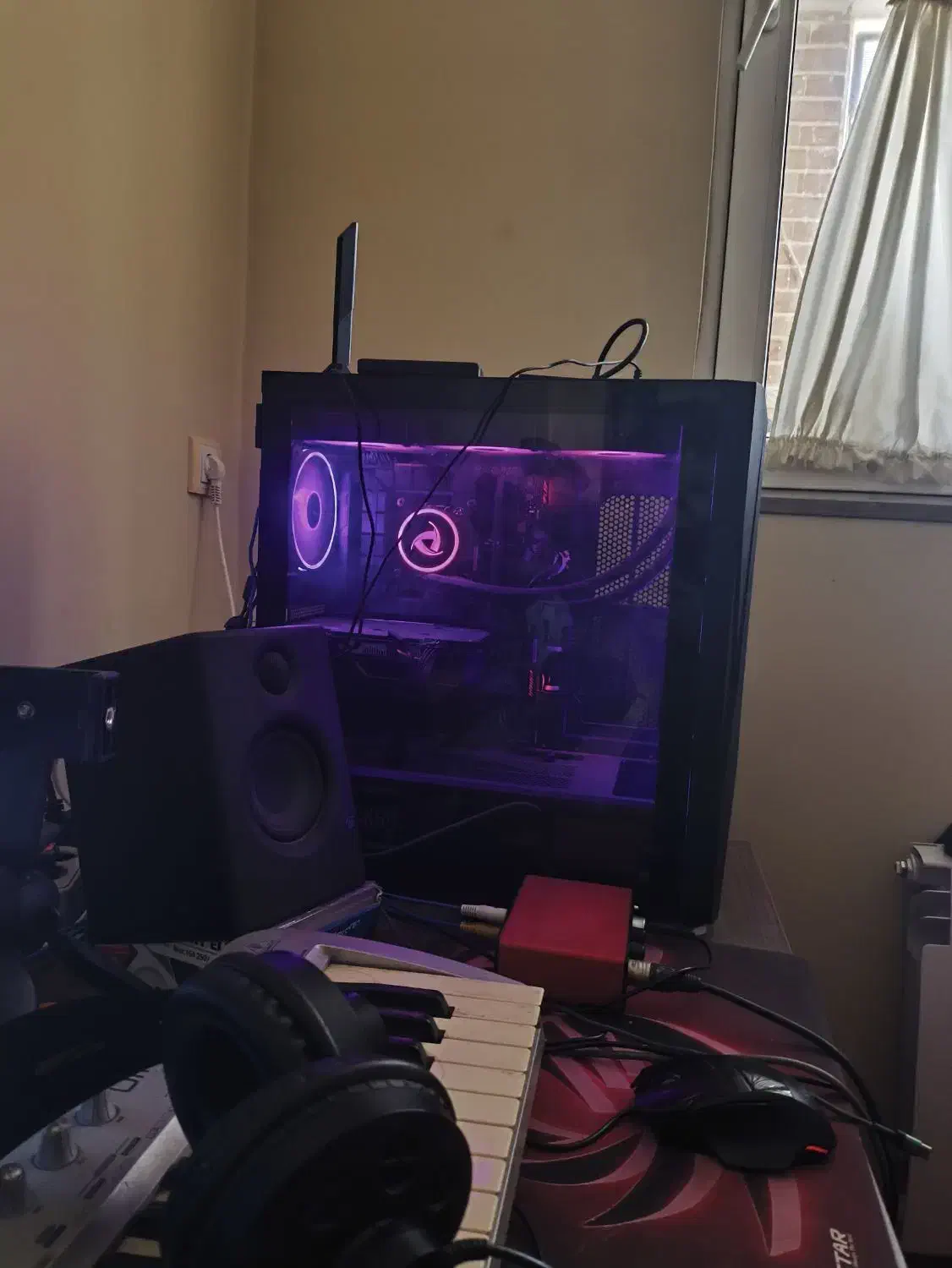 کیس گیمینگ تمیز کم کارکرد|رایانه رومیزی|فولادشهر, B5|دیوار