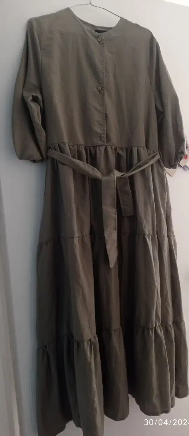 پیراهن بلند پرچین|لباس|کرج, اصفهانی‌ها|دیوار