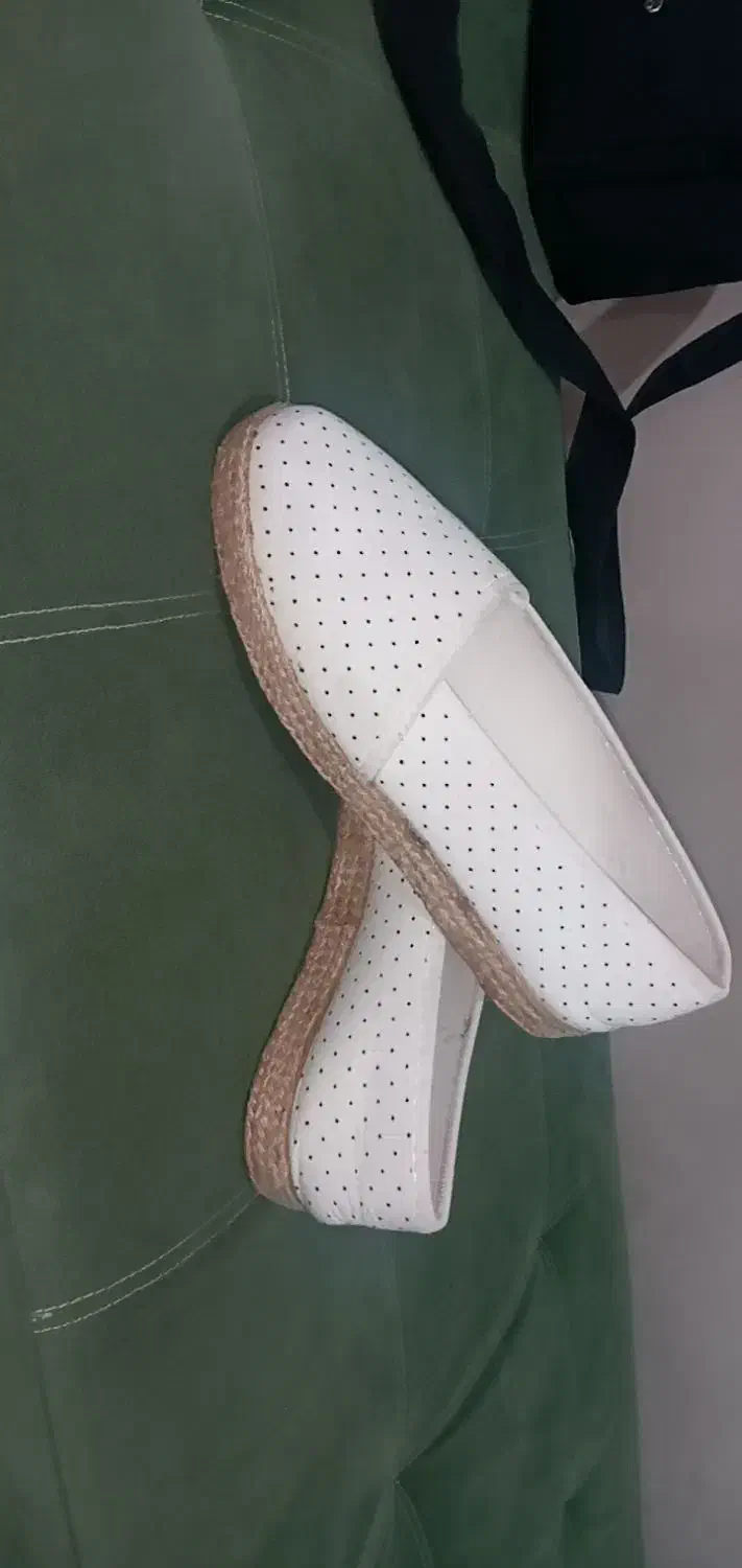 کفش|کیف، کفش، کمربند|سیاهکل, |دیوار