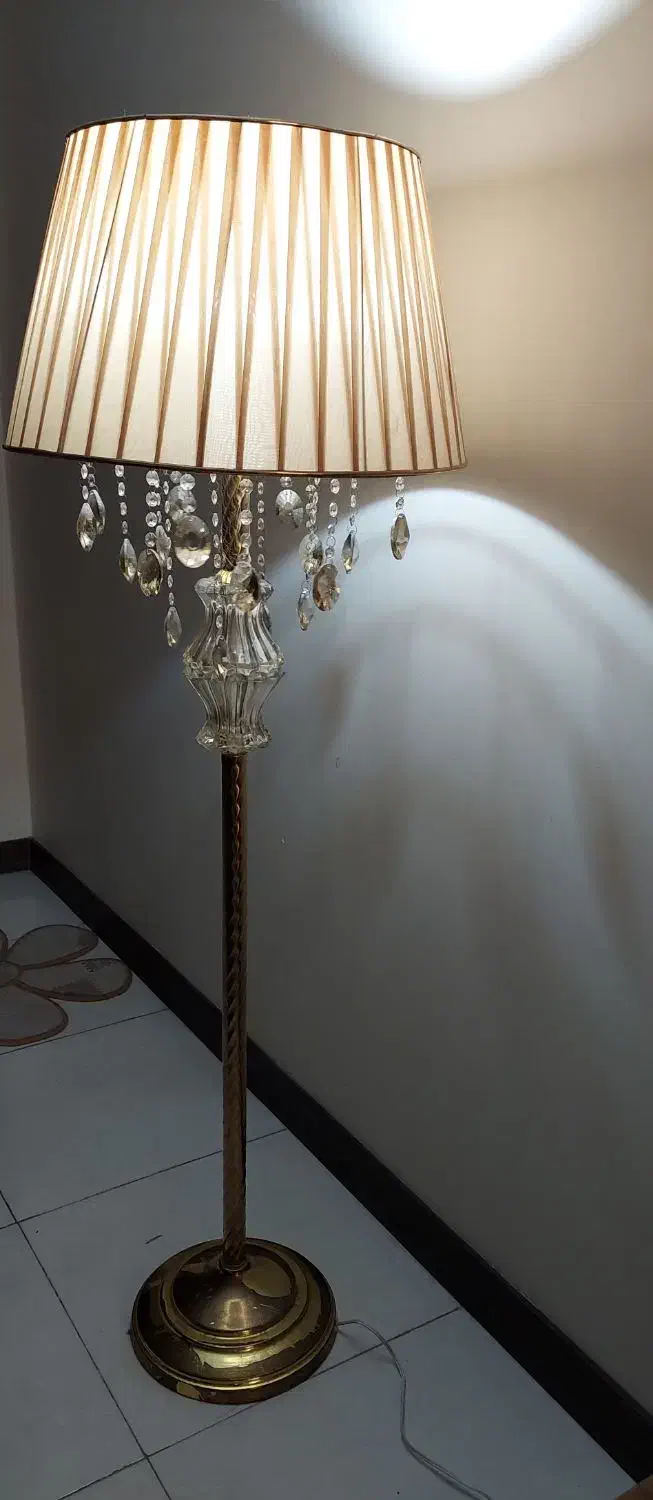 آباژور کنار سالنی کاملا نو|چراغ خواب و آباژور|گلستان (تهران), |دیوار