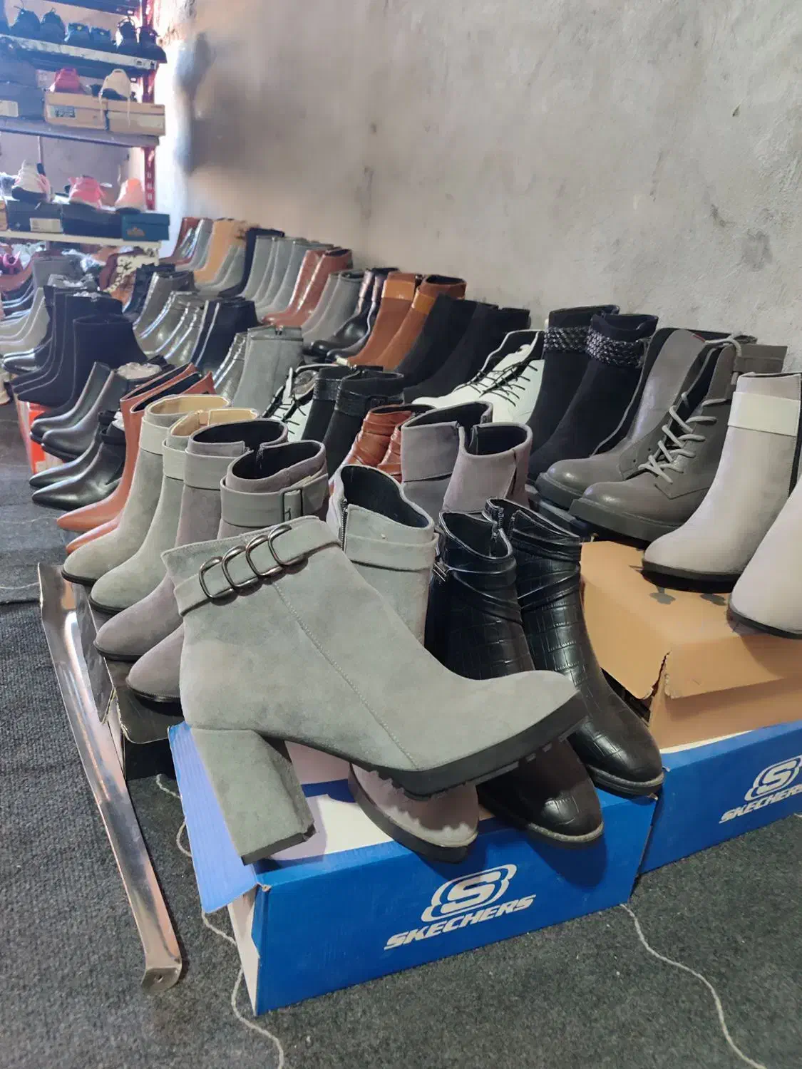 حدود ۱۵۰ جفت کفش نیم بوت زنانه|کیف، کفش، کمربند|داراب, |دیوار