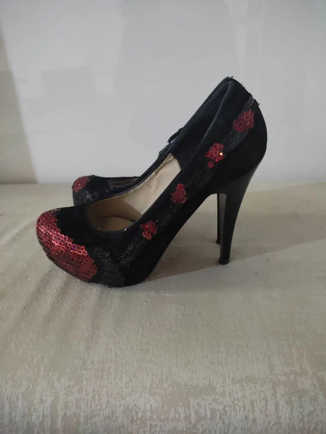 تعدادی کفش نو|کیف، کفش، کمربند|قم, شاه سید علی|دیوار