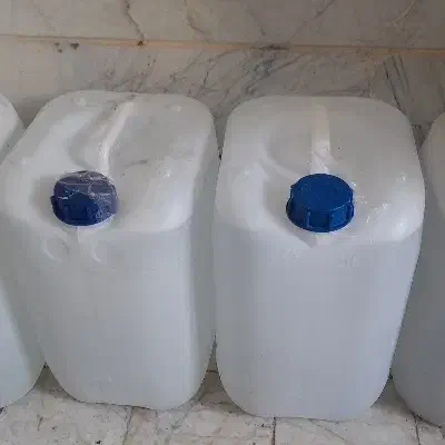 تعدادی بطری آب سالم و تمیز|ظروف نگهدارنده، پلاستیکی، یک‌بارمصرف|سرعین, |دیوار