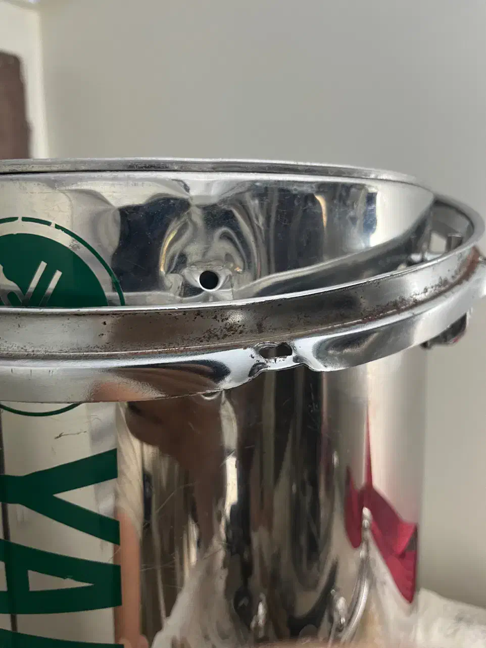 دوقول|درام و پرکاشن|تهران, نیروی هوایی (پیروزی)|دیوار