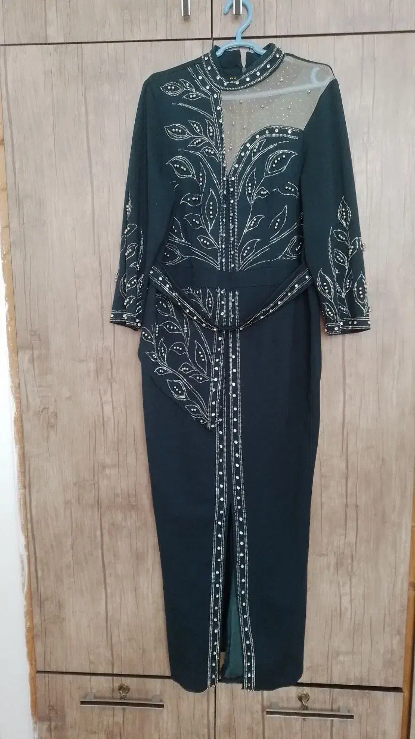 لباس مجلسی.|لباس|بندر انزلی, نوغان|دیوار