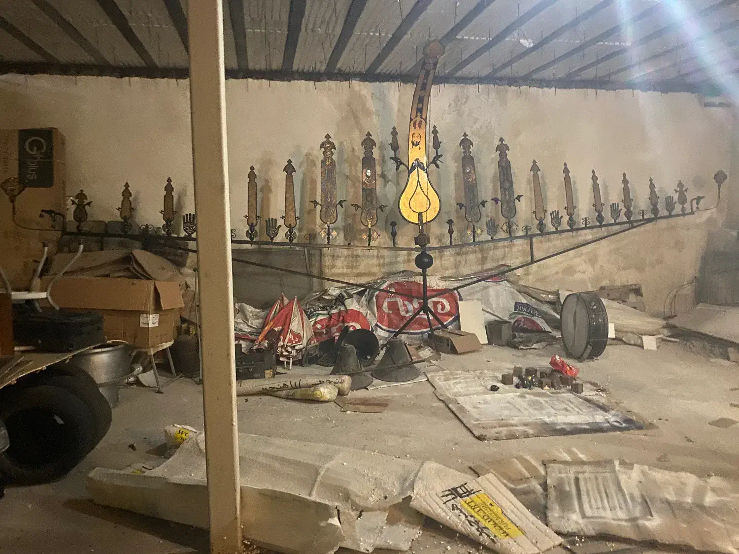 علامت محرم ۲۱ تیغه رنگ کاری شده طلائی|کلکسیون اشیاء عتیقه|چالوس, |دیوار