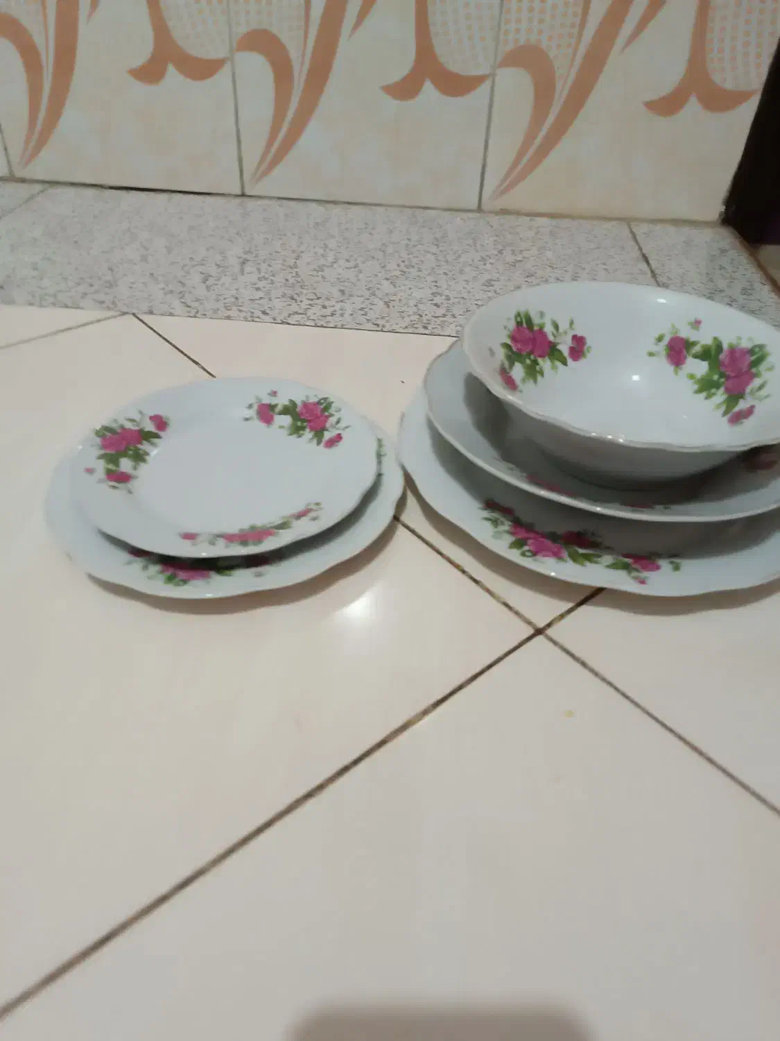 چینی قدیمی گل قرمز|ظروف سرو و پذیرایی|اصفهان, عمان سامانی|دیوار