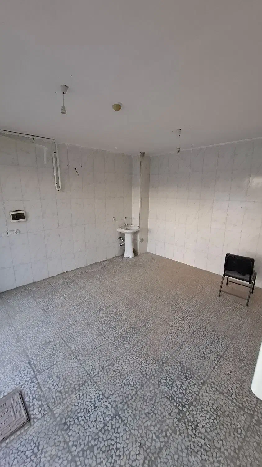 مغازه 22متری/بر مدنی غربی/باانشعابات آب،برق،گاز|اجارهٔ مغازه و غرفه|خمینی‌شهر, |دیوار