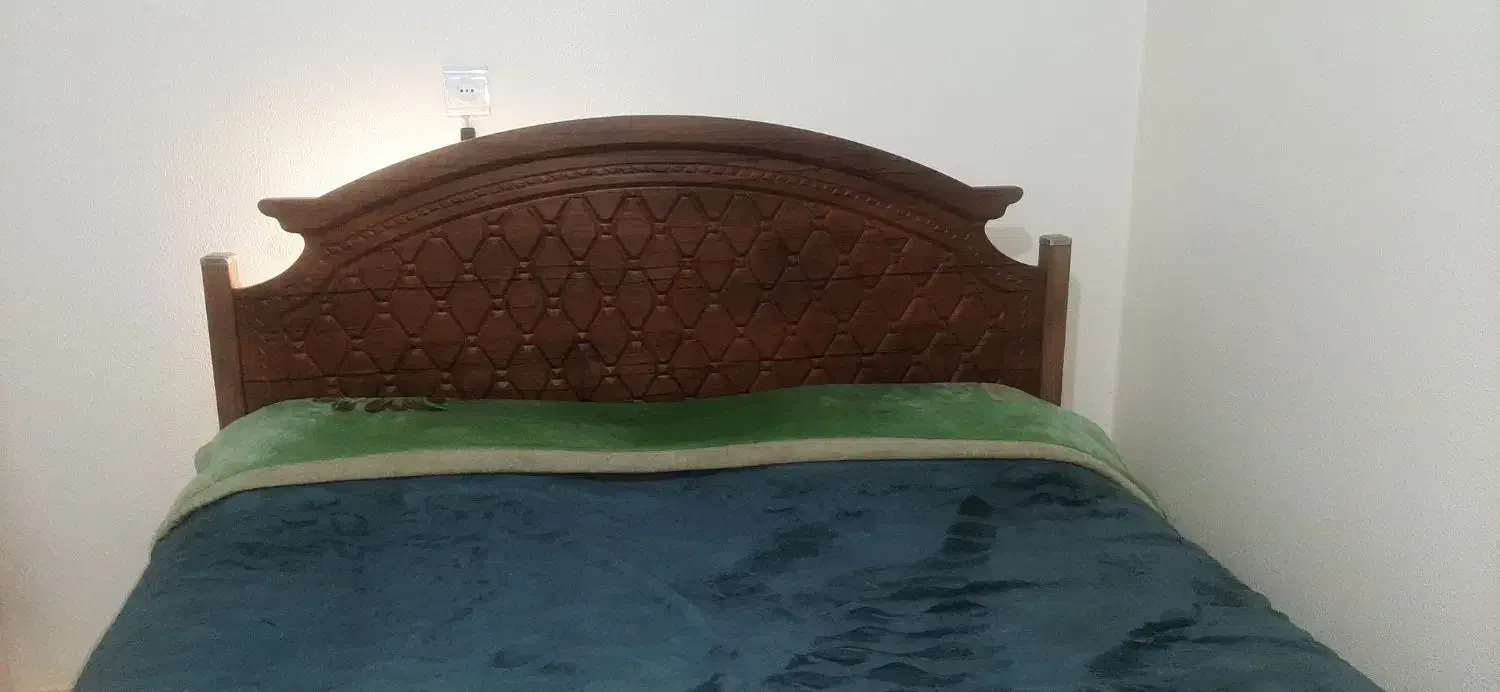 تختخواب دونفره در حد نو با تشک|تخت و سرویس خواب|شاهینشهر, شهرک گلدیس|دیوار