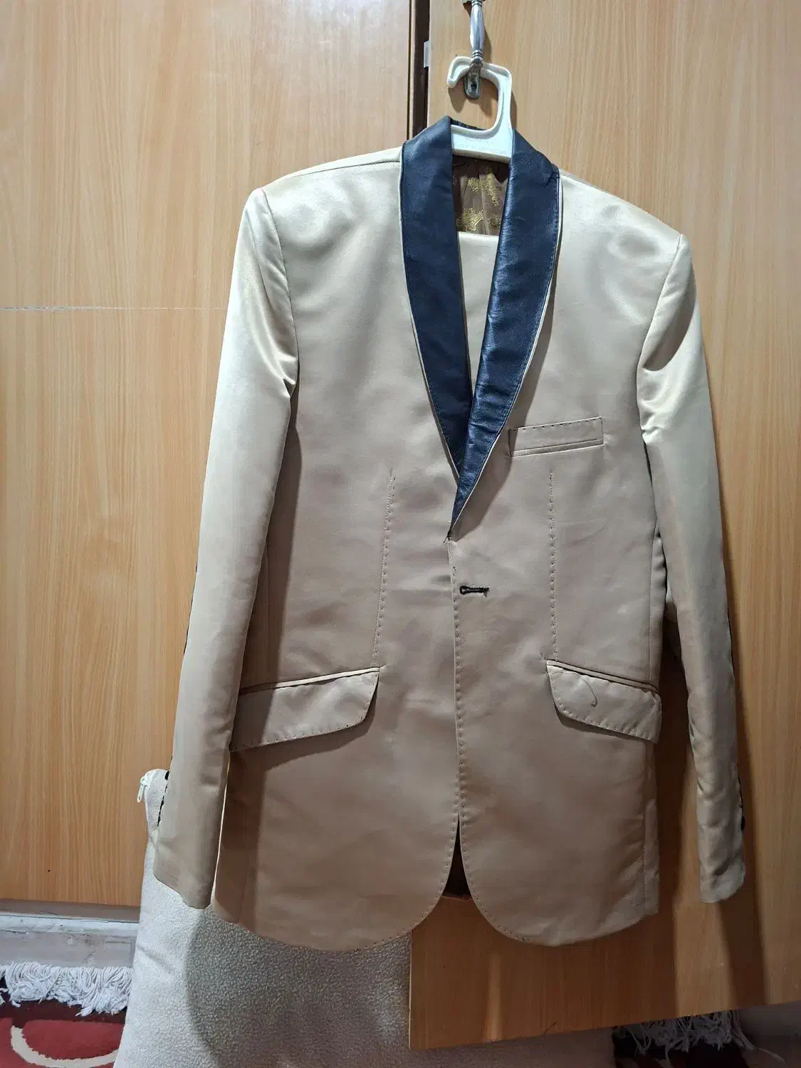 کت شلوار طلایی سایز۴۶نونوفقط چرم روی یقه اش توکمد|لباس|سبزوار, نواب صفوی|دیوار