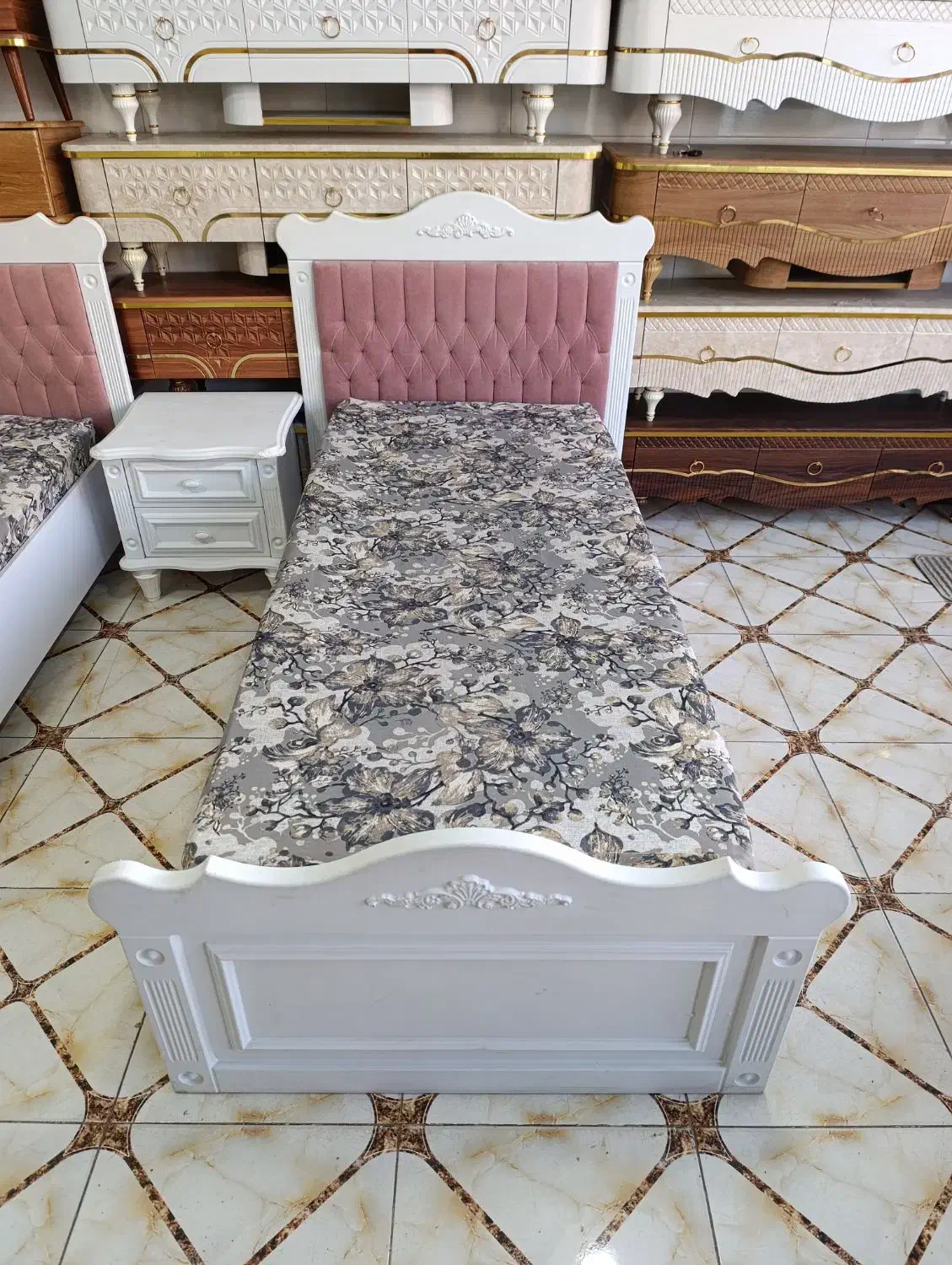 دو عدد تخت و خواب یک نفره همراه کتابخانه و پاتختی|تخت و سرویس خواب|مهاباد (آذربایجان غربی), |دیوار