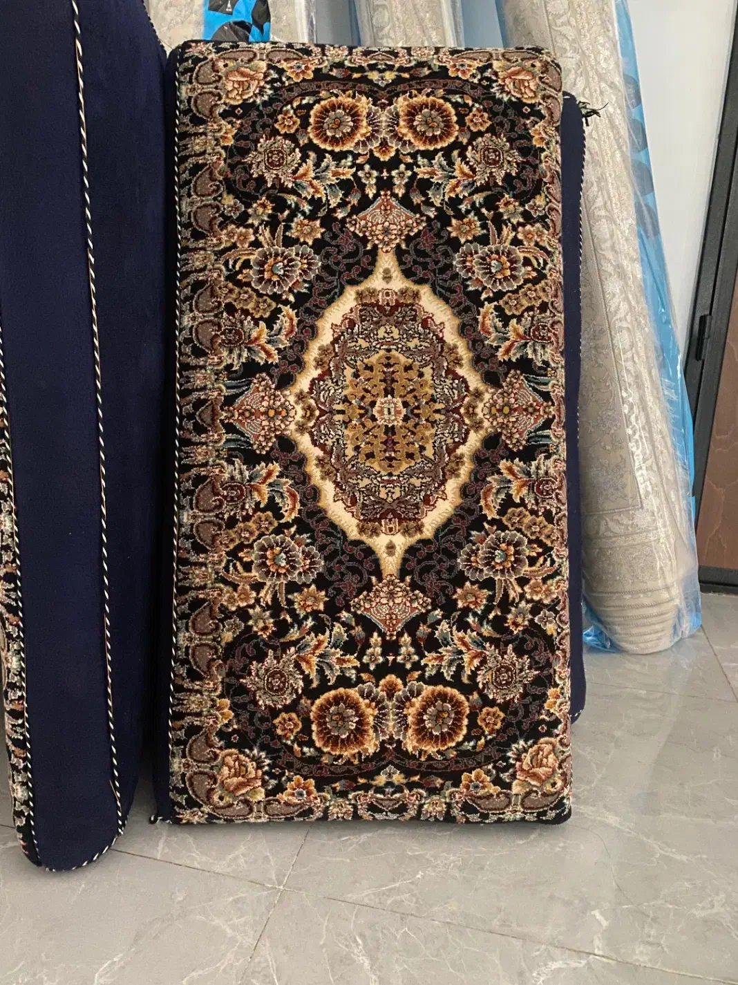 پشتی سالم|پشتی|قم, باغ کرباسی|دیوار