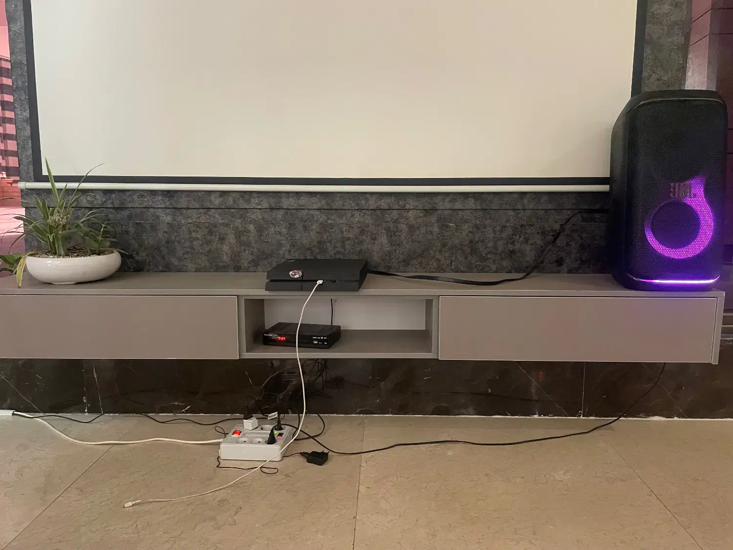 میز تلوزیون|میز تلویزیون|تهران, آبشار تهران (دریاچه)|دیوار