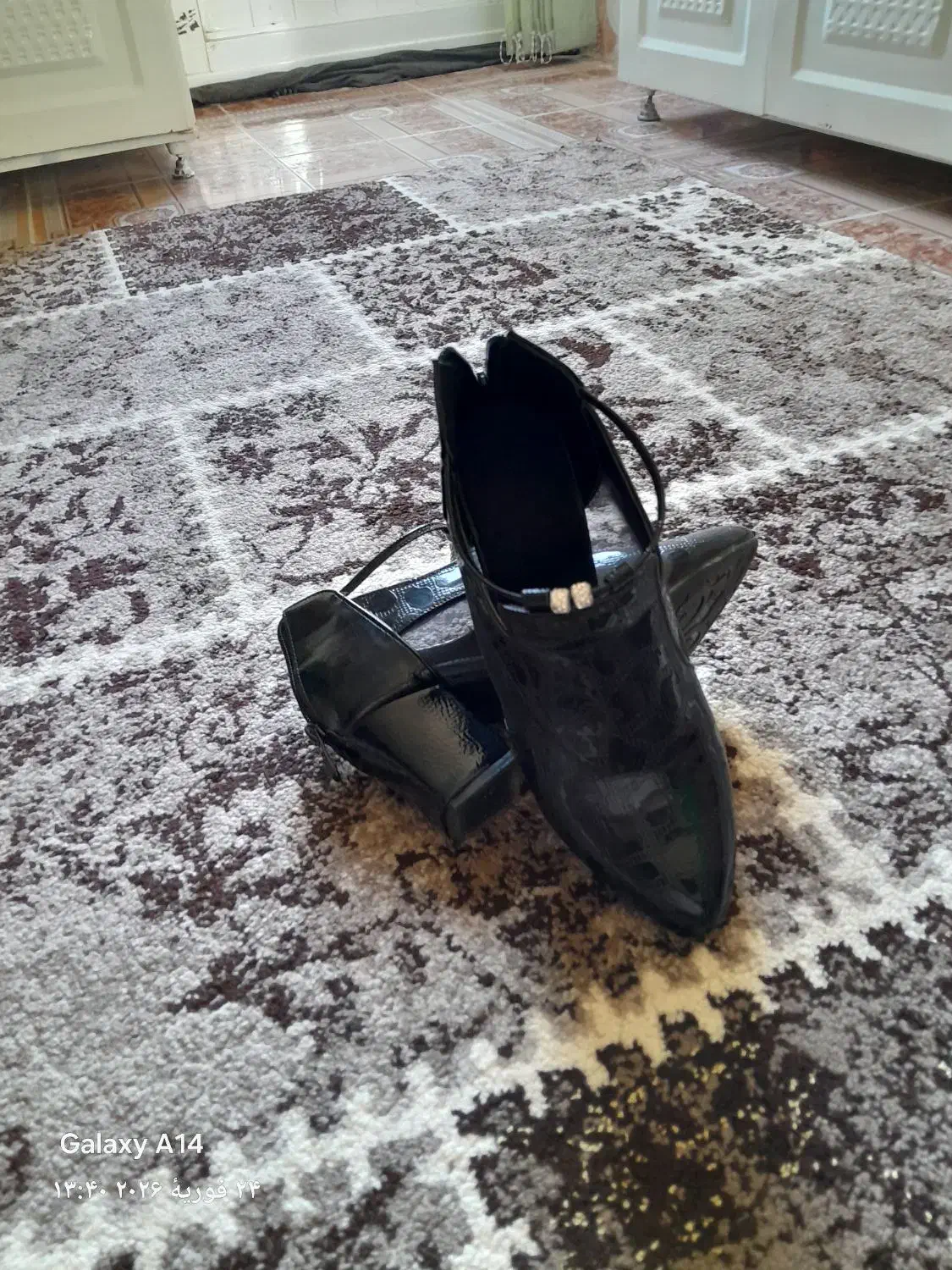 کفش|کیف، کفش، کمربند|شاهین دژ, |دیوار