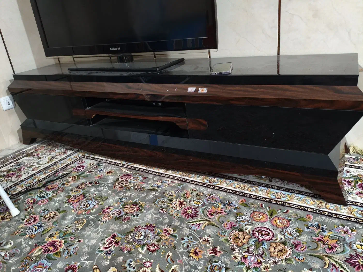 تلوزیون ومیز|تلویزیون و پروژکتور|سیرجان, |دیوار