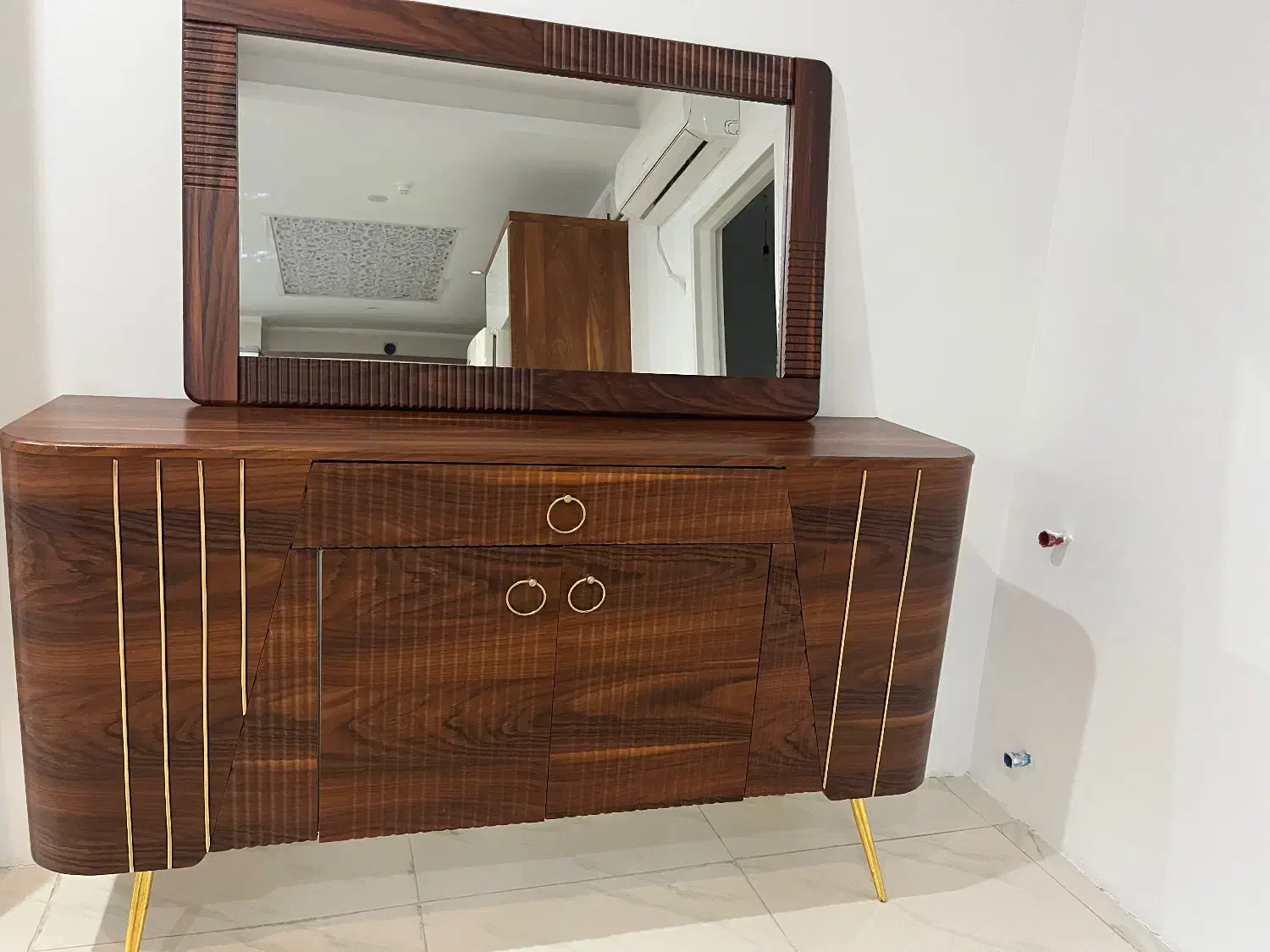 میز کنسول و اینه|بوفه، ویترین، کنسول|کرج, ساسانی (قلمستان)|دیوار