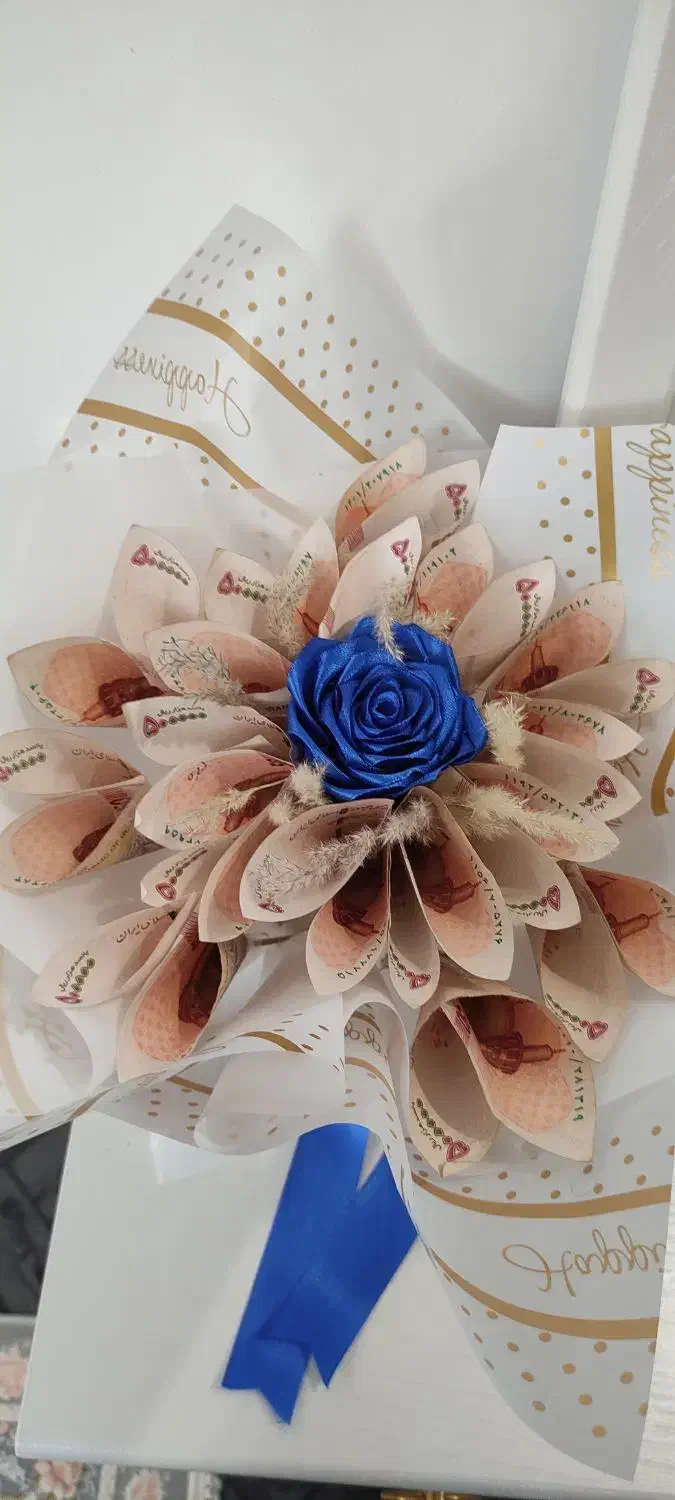 انواع رز روبانی و تزیین پول به مناسبت روز ما.در|گل مصنوعی|همدان, |دیوار