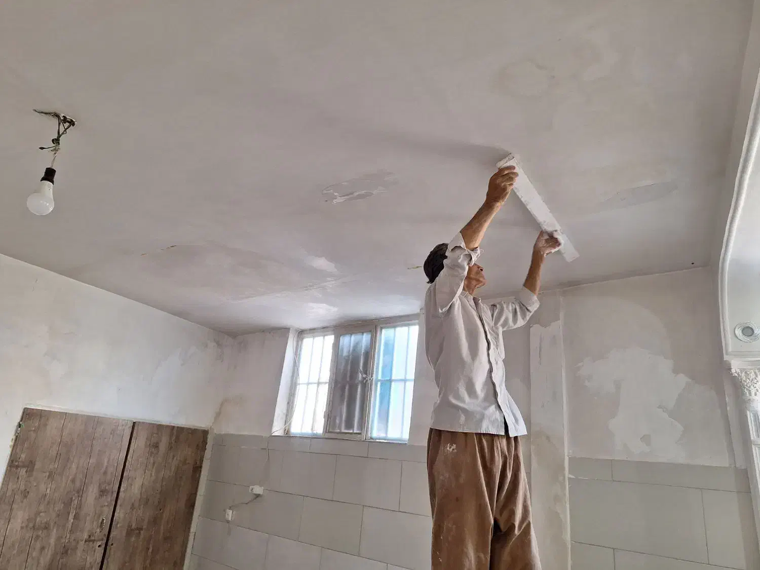 خرده کاری سفیدکاری و سیمانکاری|خدمات پیشه و مهارت|قم, دروازه چوبی|دیوار