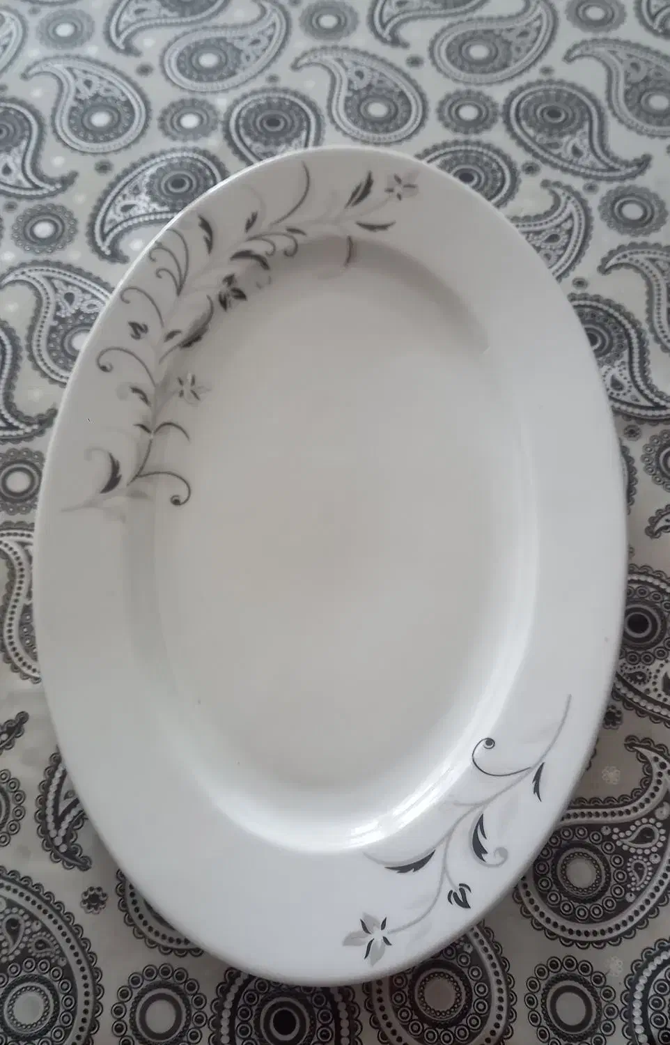 سرویس چینی ۱۲نفره نو و  شیرینی خوری دوطبقه|ظروف سرو و پذیرایی|شاهین‌شهر, مورچه خورت|دیوار