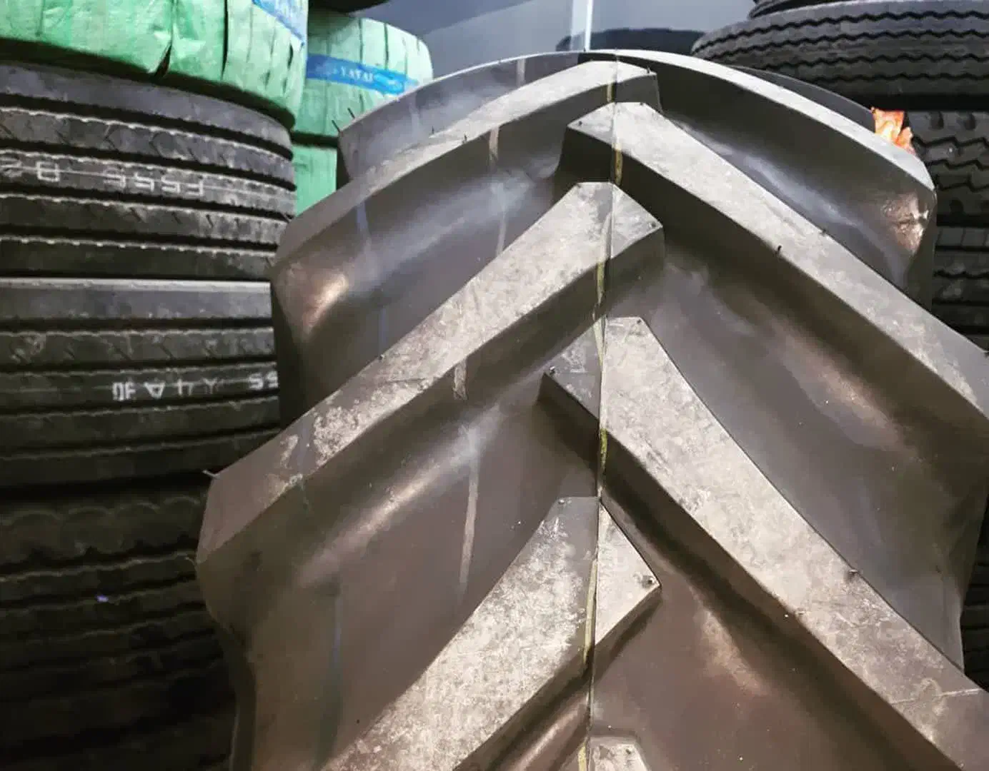 لاستیک تراکتور و لودر و گریدر و بیل بکهو|قطعات یدکی و لوازم جانبی|تهران, امین حضور|دیوار