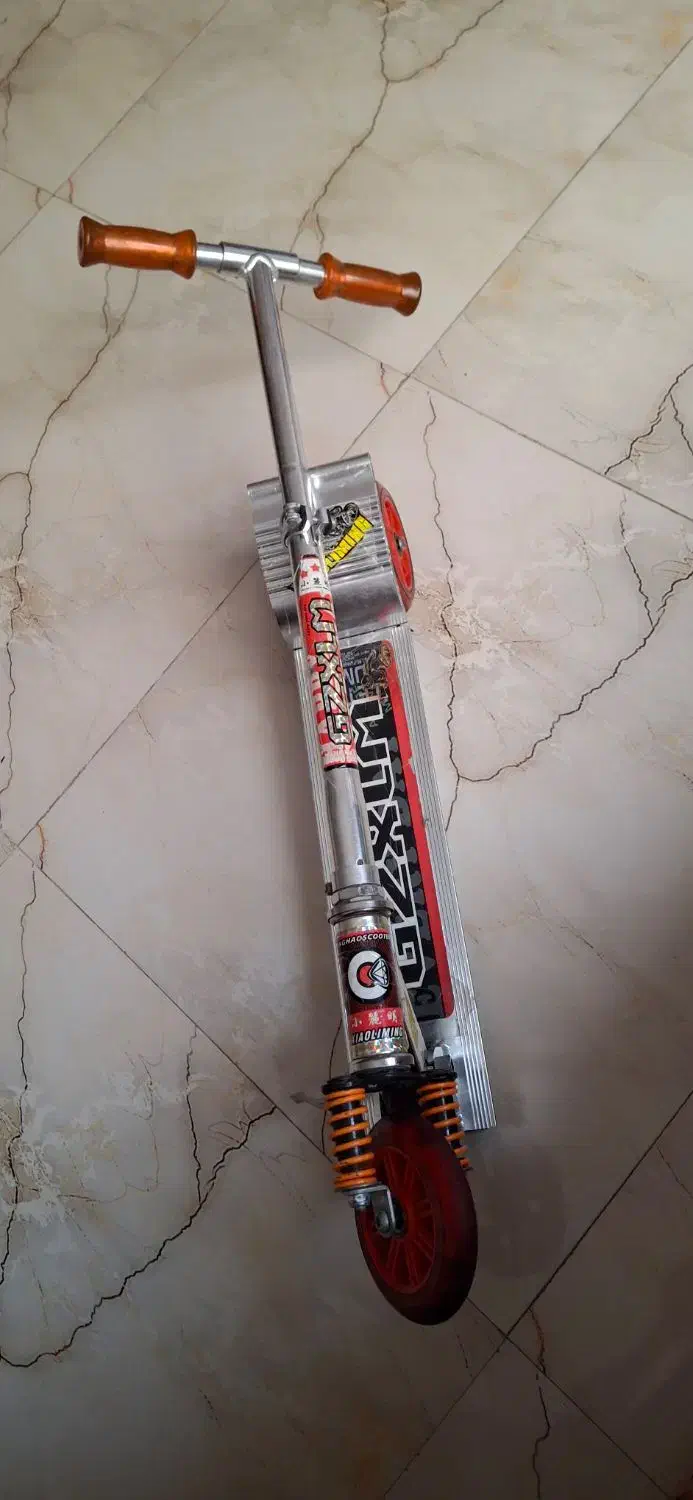 اسکوتر چراغدار|اسباب‌‌بازی|ری, علایین|دیوار