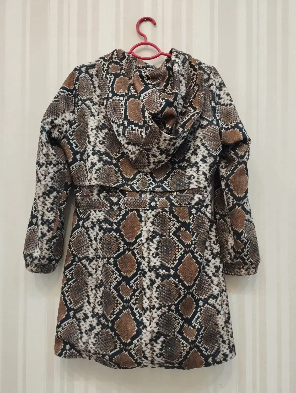 کاپشن|لباس|قم, انسجام|دیوار