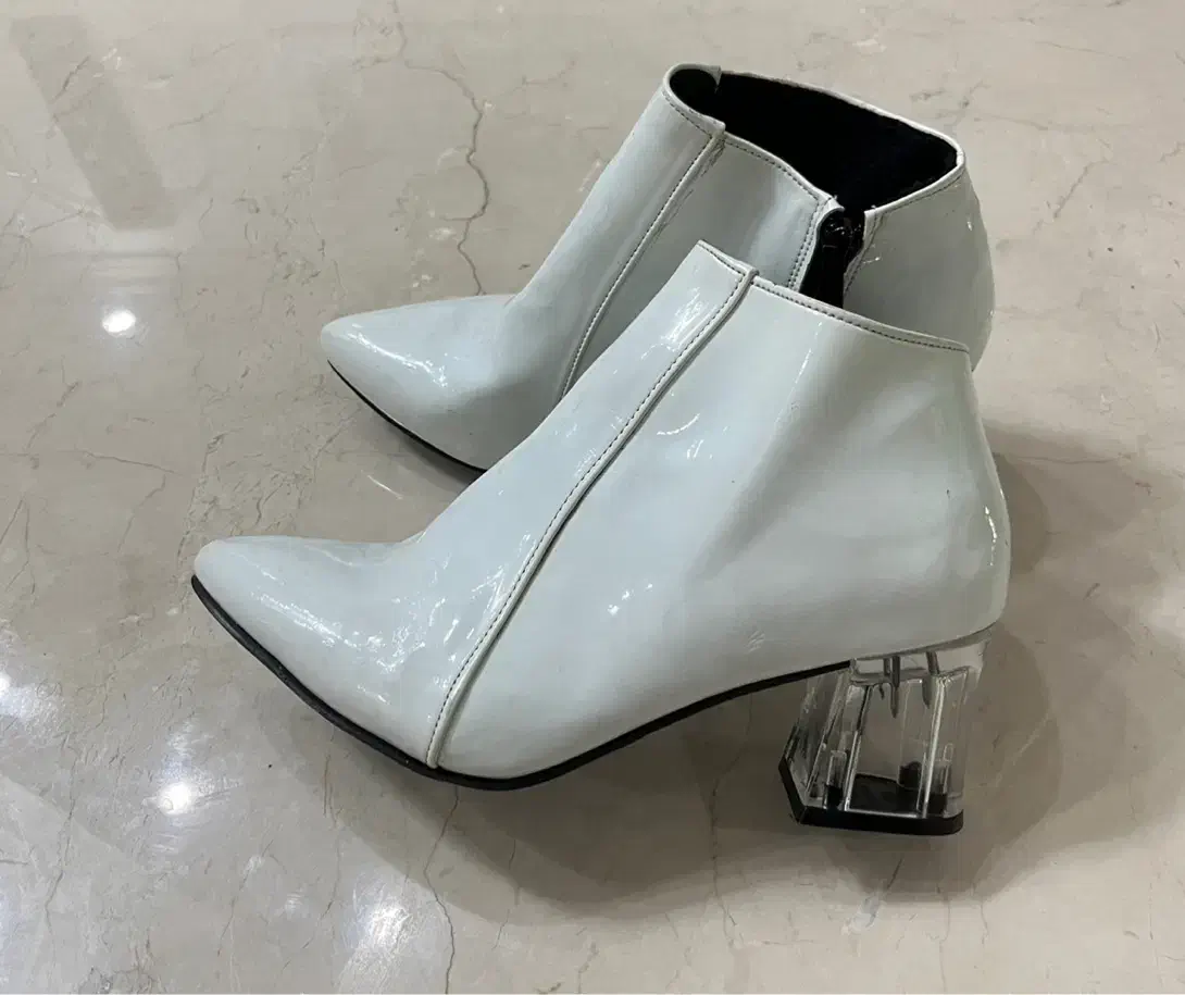 نیم بوت|کیف، کفش، کمربند|رشت, استقامت ۱|دیوار