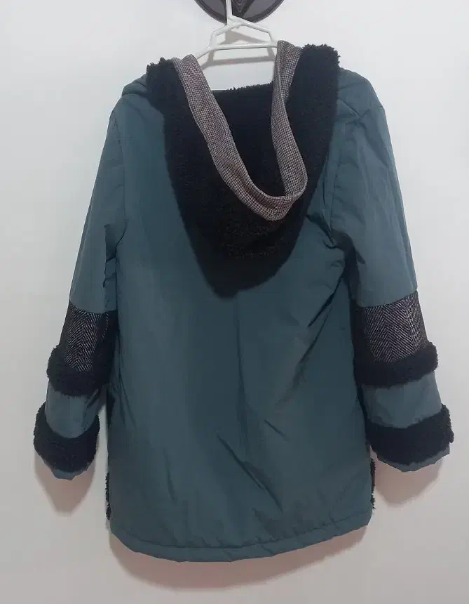 کاپشن|لباس|یاسوج, |دیوار