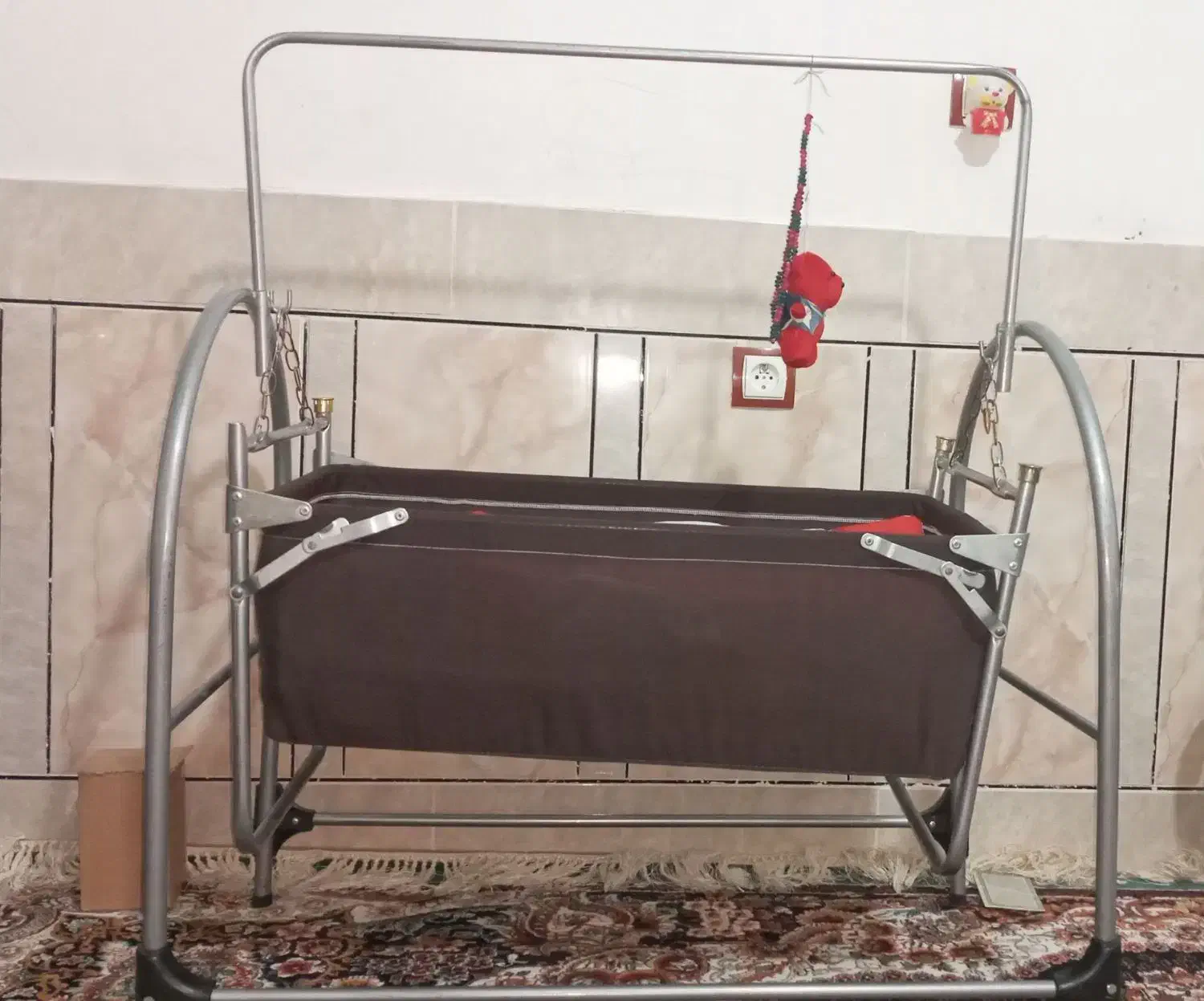 گهواره نو و تمیز و محکم در حد چندروز استفاده شده|تخت و صندلی بچه|دورود, |دیوار