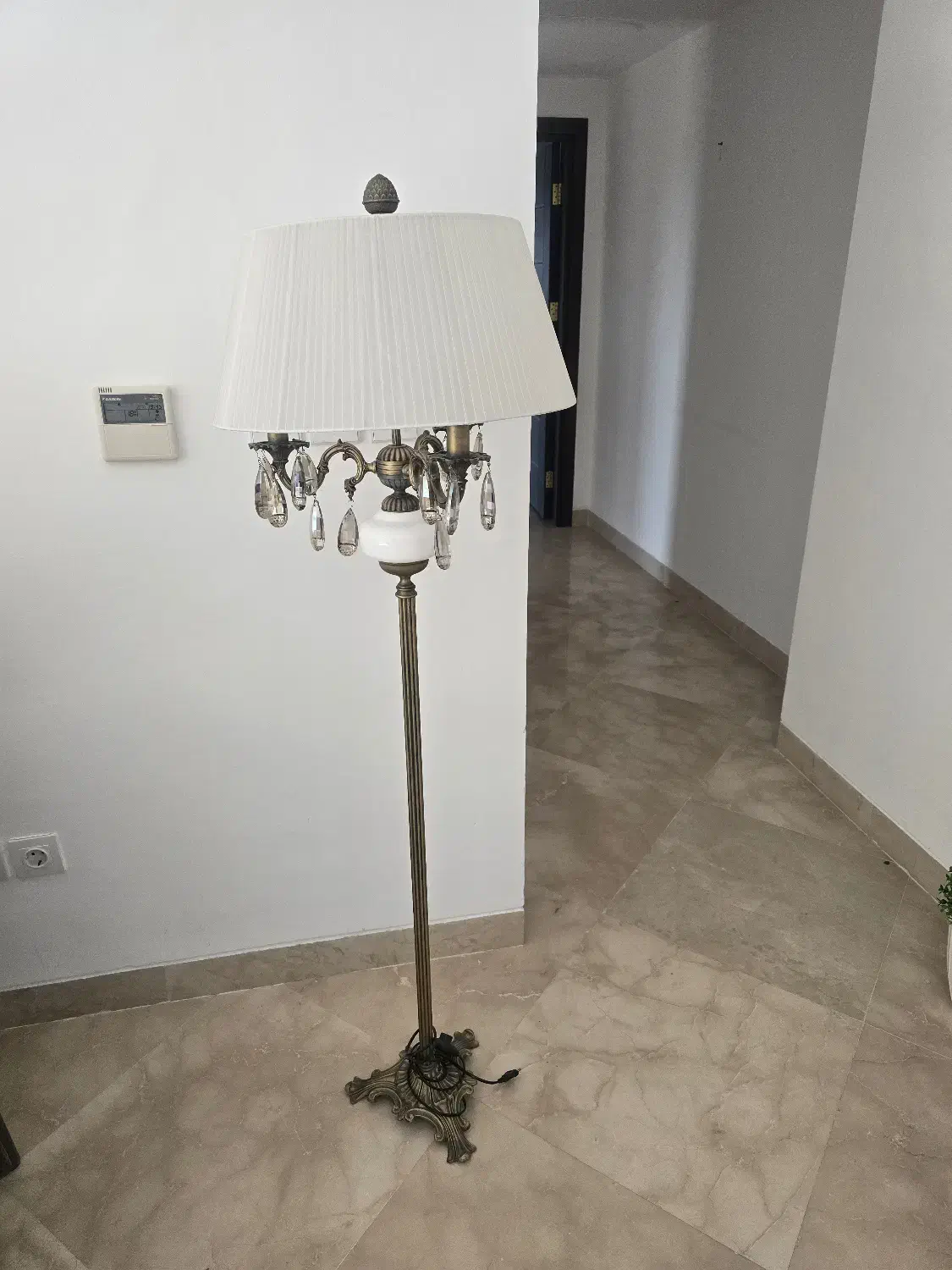 آباژور ایستاده کاملا سالم ۳ شاخه|چراغ خواب و آباژور|کیش, |دیوار