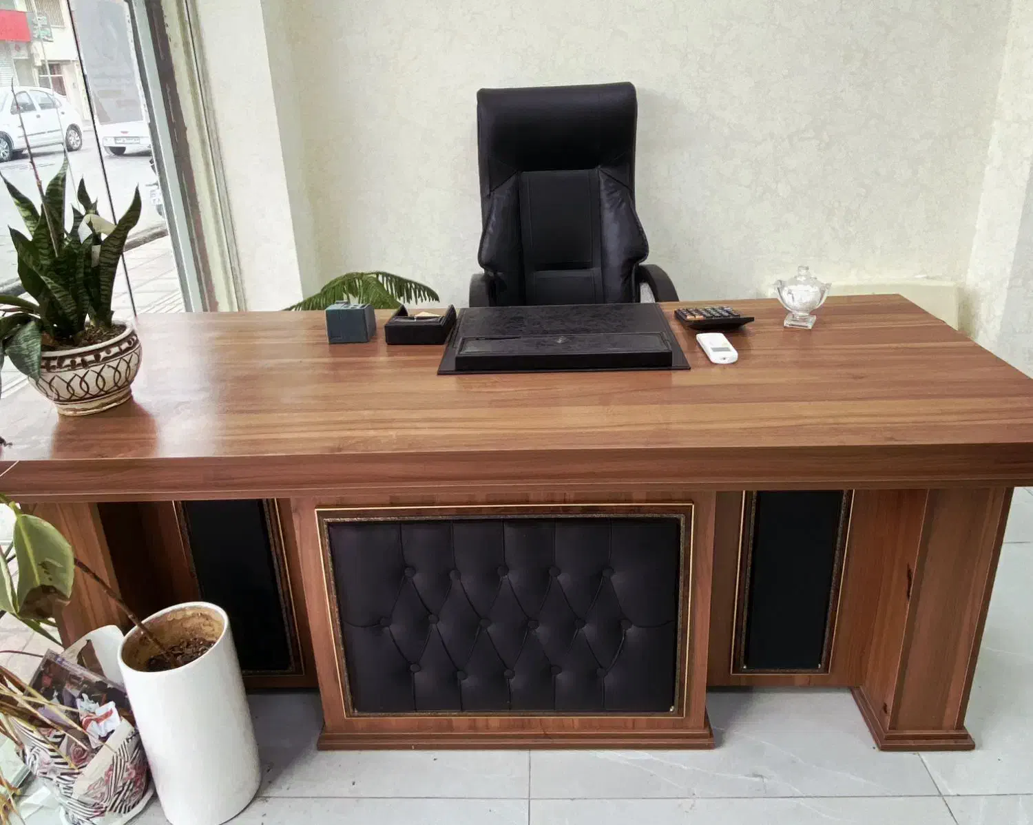 میز مدیریت و صندلی در حد نو|دفتر کار|ساری, |دیوار