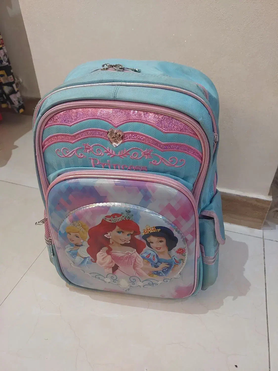 کوله مدرسه|کیف، کفش، کمربند|کرج, باغستان|دیوار