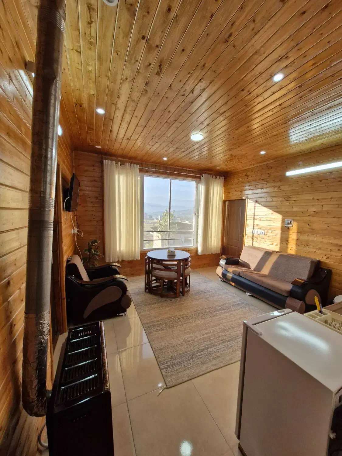 کلبه چوبی ماه ثنا|اجارهٔ کوتاه‌مدت ویلا و باغ|بابل, |دیوار