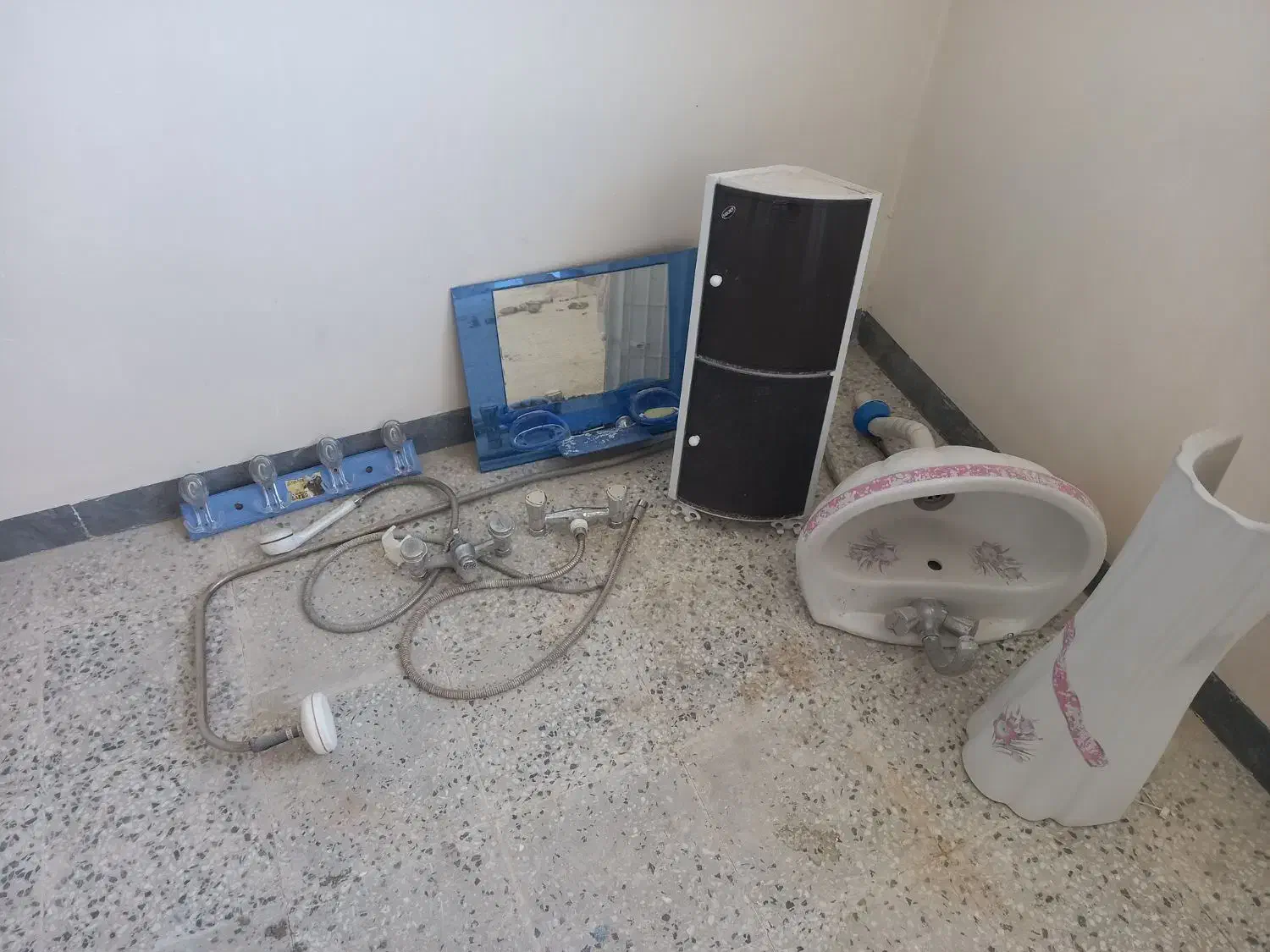 شیرحمام ،روشویی ودسشویی ،سنگ‌روشویی،باکس و آینه|لوازم سرویس بهداشتی|آبدانان, |دیوار