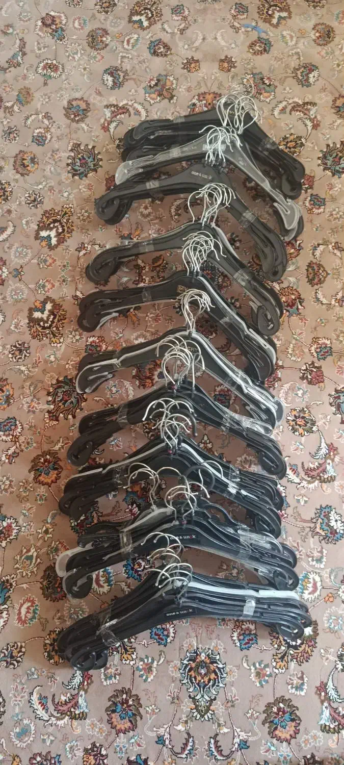 چوب رختی سبز رنگ1500 چوب رختی مشکی 3500|بندرخت و رخت‌آویز|پرند, فاز ۴|دیوار