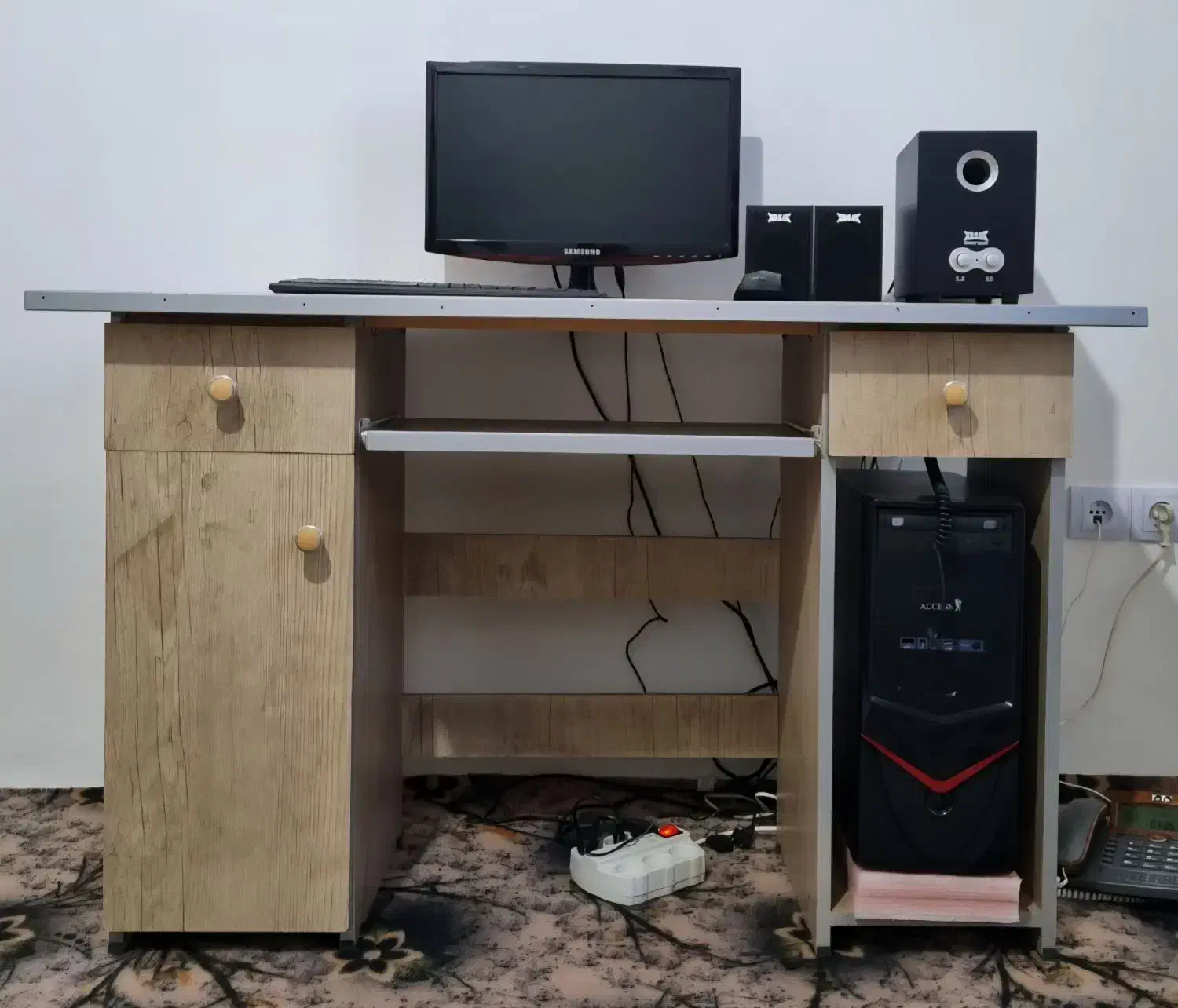 میز کامپیوتر در حد نو محکم و سنگین|میز تحریر و کامپیوتر|اردبیل, |دیوار