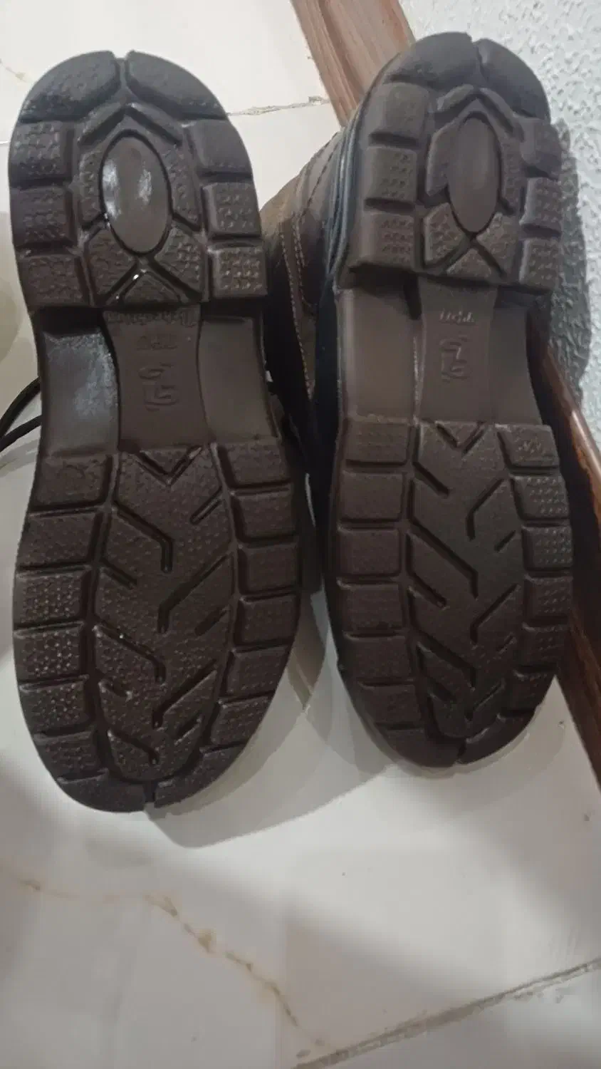 کفش ایمنی بهشتیان.|کیف، کفش، کمربند|شاهین‌شهر, شهرک گلدیس|دیوار