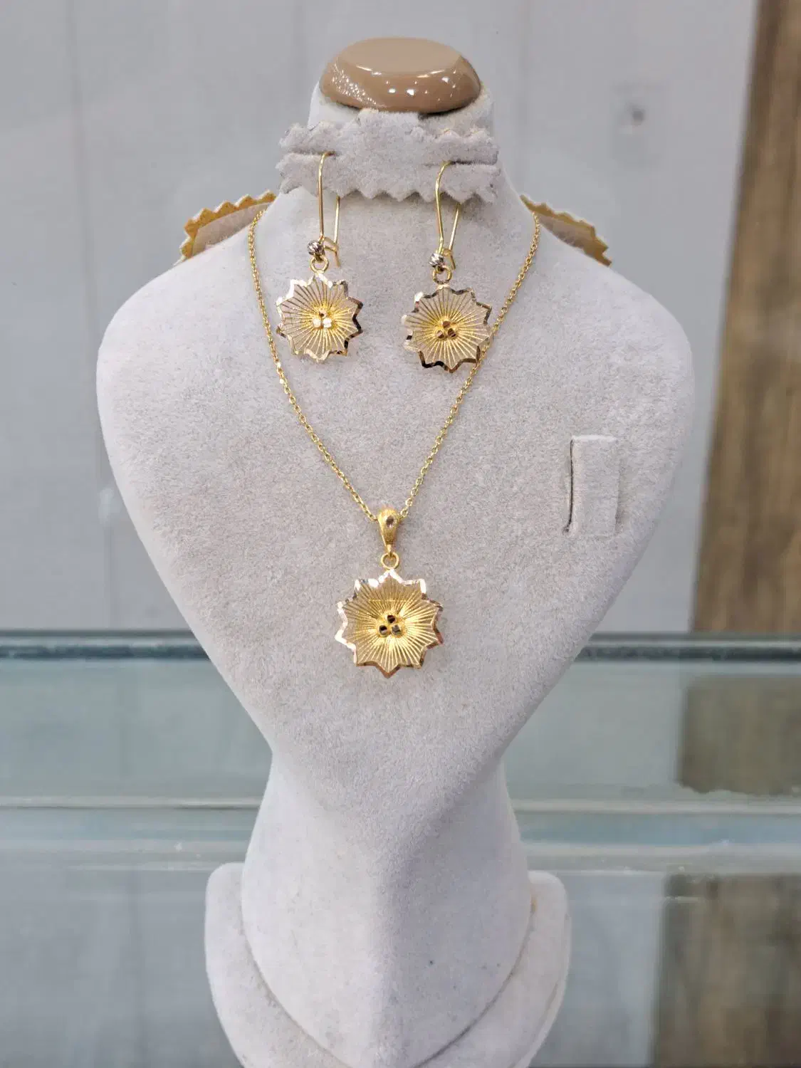 نیم ست آریا|جواهرات|قم, نیروگاه|دیوار