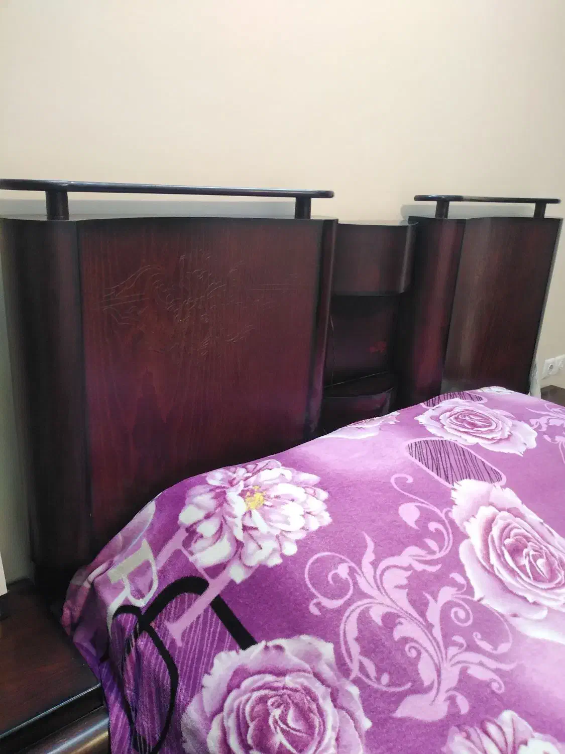 تخت خواب دو نفره، میز آرایش و پاتختی|تخت و سرویس خواب|اصفهان, شهریار|دیوار