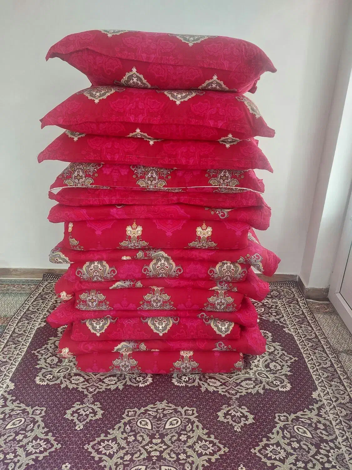 پنج دست تشک ، لحاف و بالشت و دو دست کودکان|رختخواب، بالش، پتو|پارسآباد, |دیوار