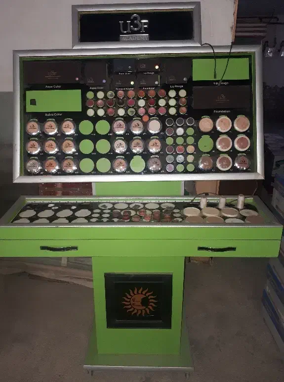 استند لوازم آرایشی مخصوص سالن زیبایی و آرایش عروس|آرایشگاه و سالن‌های زیبایی|خرم‌آباد, |دیوار