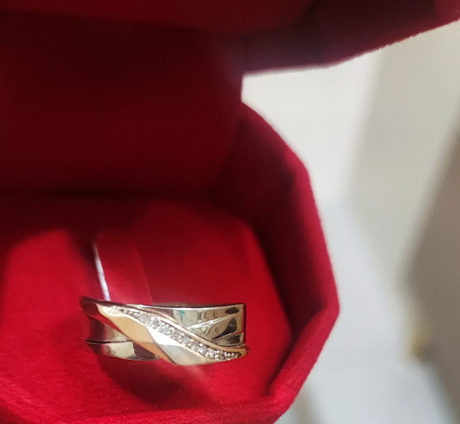 یک قطعه طلا گم شده است|اشیا|اصفهان, سروستان|دیوار