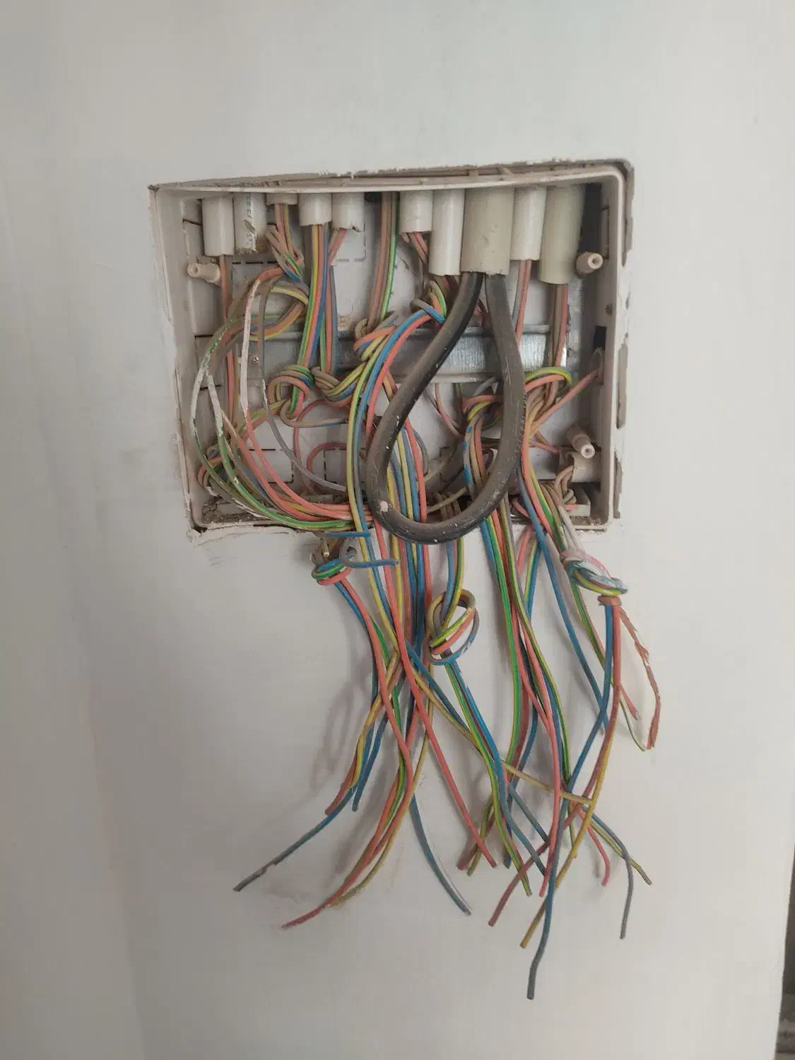 برق ساختمان|خدمات پیشه و مهارت|محمدیه-قزوین, |دیوار