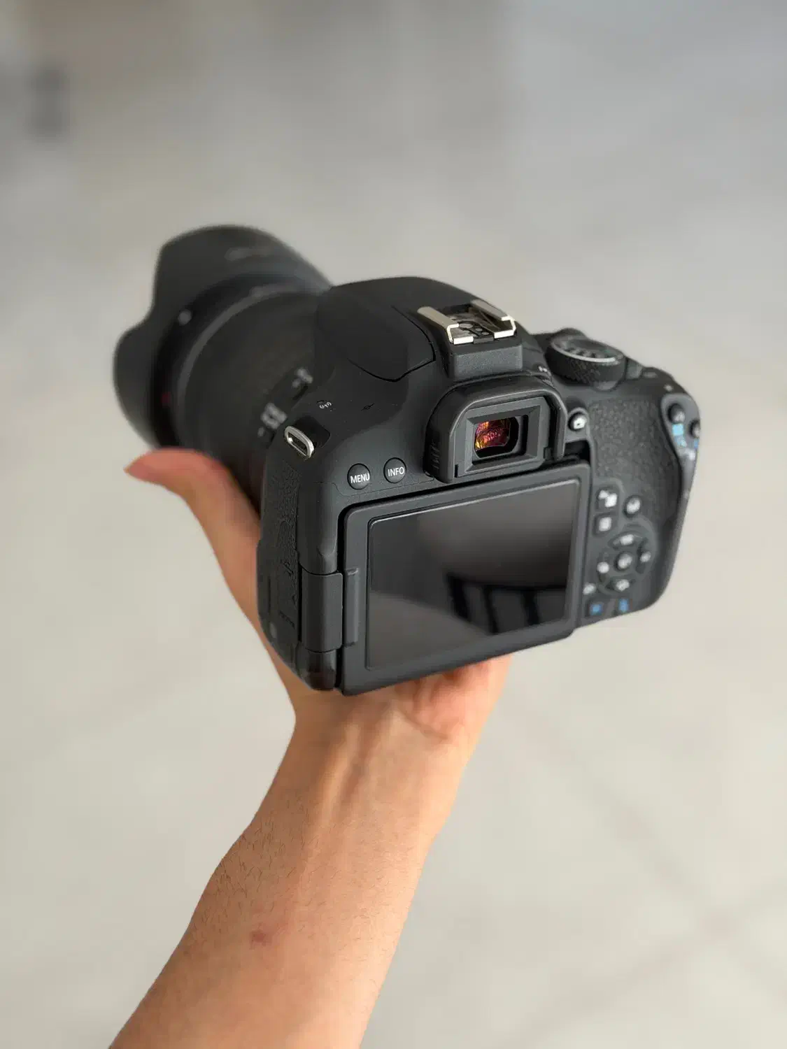 دوربین 800d با لنز 18 - 135 تمیز و کمکارکرد|دوربین عکاسی و فیلمبرداری|گلپایگان, |دیوار