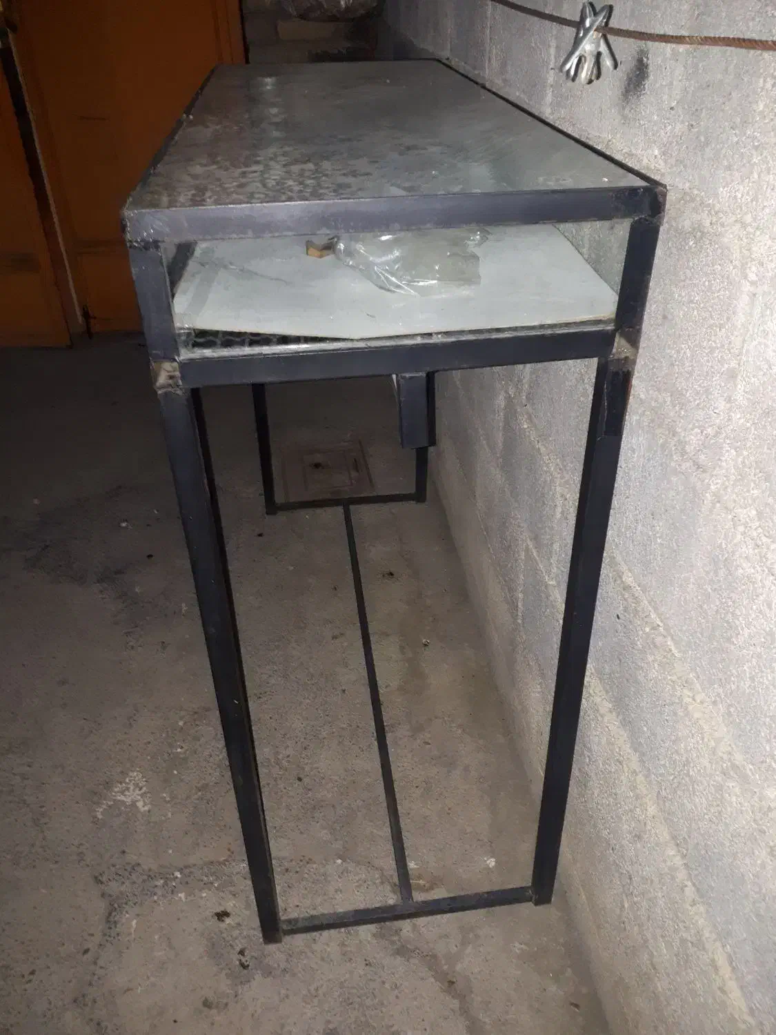 ویترین رگال دار مغازه|بوفه، ویترین، کنسول|صحنه, |دیوار