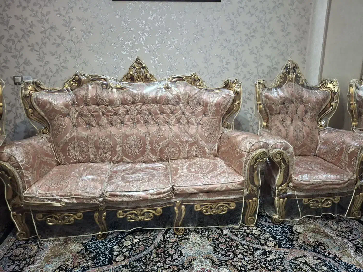 مبلمان سلطنتی ۹ نفره تمیز و سالم بهمراه میز عسلی|مبلمان خانگی و میز عسلی|آفتاب, |دیوار
