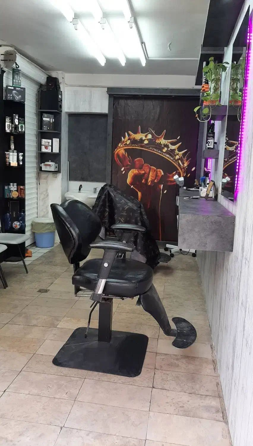 دکور کامل آرایشگاه و صندلی پدالی|آرایشگاه و سالنهای زیبایی|تهران, لویزان|دیوار